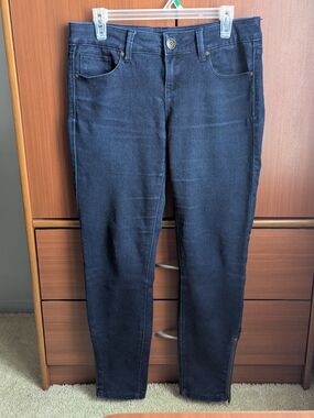 Guess Emma Fit medium rise jegging dark blue size 29 (fits large)